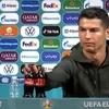 Cristiano Ronaldo gạt hai chai Coca-Cola khỏi bàn họp báo trước trận Bồ Đào Nha - Hungary ở EURO 2020.(Nguồn:Reuters)