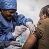 Nhân viên y tế tiêm vaccine phòng Ebola cho người dân tại Guinea. (Ảnh: AFP/TTXVN)