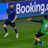 Tiền vệ Italy Jorginho (trái) ăn mừng chiến thắng cùng đồng đội trong trận bán kết EURO 2020 gặp Tây Ban Nha trên sân Wembley (Anh) ngày 6/7/2021. (Ảnh: AFP/TTXVN)