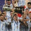 Các cầu thủ Argentina giơ cúp vô địch Copa America 2021 sau khi giành chiến thắng trước Brazil trong trận chung kết trên sân vận động Maracana ở Rio de Janeiro, Brazil, ngày 10/7/2021. (Ảnh: AFP/ TTXVN)