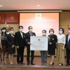 Đại sứ quán Việt Nam tại Thái Lan tiếp nhận số tiền ủng hộ. (Ảnh: Hữu Kiên)