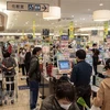 Người dân mua sắm tại một siêu thị ở Tokyo, Nhật Bản. (Ảnh: AFP/TTXVN) 
