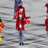 Đoàn thể thao Việt Nam diễu hành tại lễ khai mạc Olympic Tokyo 2020 trên sân vận động Olympic ở Tokyo (Nhật Bản), ngày 23/7/2021. (Ảnh: AFP/TTXVN) 