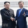 Tổng thống Hàn Quốc Moon Jae-in (phải) và Nhà lãnh đạo Triều Tiên Kim Jong-un bắt tay hữu nghị tại làng đình chiến Panmunjom. (Nguồn: EPA-EFE/TTXVN)