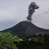 Núi lửa Sinabung ở Bắc Sumatra, Indonesia phun tro bụi lên bầu trời. (Ảnh tư liệu: THX/TTXVN)