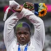 Nữ VĐV người Mỹ gốc Phi đã đan hay cánh tay chéo nhau thành hình dấu “X” khi lên bục nhận Huy chương bạc nội dung ném bóng.(Nguồn: TheGuardian)