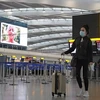 Hành khách tại sân bay Heathrow ở phía tây London, Anh. (Ảnh: AFP/TTXVN) 