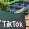 Biểu tượng ứng dụng TikTok bên ngoài văn phòng ở Culver City, Los Angeles, Mỹ. (Ảnh: AFP/TTXVN) 