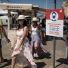 Người dân và du khách bắt buộc phải đeo khẩu trang tại khu nghỉ dưỡng Saint-Tropez. (Nguồn: AFP) 