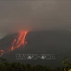 Dung nham phun trào từ miệng núi lửa Merapi, nhìn từ Tunggul Arum, huyện Sleman, Yogyakarta, Indonesia. (Ảnh: THX/TTXVN)