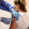 Nhân viên y tế tiêm vaccine phòng COVID-19 cho người dân. (Ảnh: AFP/TTXVN) 