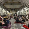 Người dân Afghanistan bên trong máy bay quân sự Mỹ, chuẩn bị được sơ tán khỏi sân bay quốc tế ở Kabul. (Ảnh: AFP/TTXVN) 