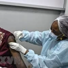 Tiêm vaccine ngừa Ebola tại một trung tâm tiêm chủng ở Cocody, Côte d’Ivoire, ngày 16/8/2021. (Ảnh: AFP/TTXVN) 