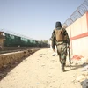 Lực lượng Taliban gác tại hiện trường vụ đánh bom liều chết bên ngoài sân bay Kabul, Afghanistan, ngày 27/8/2021. (Ảnh: THX/ TTXVN)