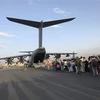 Người dân xếp hàng chờ lên máy bay quân sự để rời Afghanistan tại sân bay Kabul, ngày 24/8/2021. (Ảnh: THX/TTXVN)