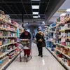 Người dân Mỹ mua sắm ở siêu thị. (Nguồn: Reuters) 