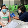 Đại sứ quán Việt Nam tại Malaysia phối hợp tổ chức tiêm vaccine.(Nguồn: TTXVN)