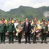 Phó Chủ tịch Quốc hội Trần Quang Phương, Đại tướng Phan Văn Giang cùng các nghệ sỹ, diễn viên, vận động viên các nước tại lễ bế mạc. (Ảnh: Trọng Đức/TTXVN) 
