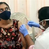 Nhân viên y tế tiêm vaccine phòng COVID-19 cho người dân tại Kochi, Ấn Độ, ngày 24/8/2021. (Ảnh: THX/TTXVN) 