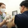 Nhân viên y tế tiêm vaccine ngừa COVID-19 cho người dân tại Seoul (Hàn Quốc). (Ảnh: Yonhap/TTXVN)