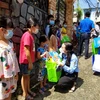 Đoàn thanh niên thành phố thăm hỏi, tặng quà Trung thu cho con em công nhân có hoàn cảnh khó khăn, người lao động tại các khu nhà trọ. (Ảnh: Thanh Vũ/TTXVN)