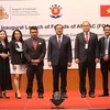 Phó Thủ tướng, Bộ trưởng Ngoại giao và Hợp tác Quốc tế Campuchia Prak Sokhonn chụp ảnh cùng các thành viên ARMAC. (Ảnh: Nguyễn Vũ Hùng/TTXVN)