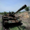 Một chiếc xe tăng bị phá hủy trong cuộc giao tranh giữa quân đội chính phủ và lực lượng Mặt trận Giải phóng nhân dân Tigray. (Ảnh: Reuters)