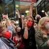 Người ủng hộ đảng SPD vui sướng sau khi nhận tin bầu cử. (Nguồn: AP) 