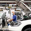 Công nhân làm việc trên dây chuyền lắp ráp xe ô tô của Hãng Volkswagen ở Wolfsburg (Đức). (Ảnh: Reuters/TTXVN) 