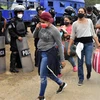 Cảnh sát Guatemala ngăn chặn người di cư trong hành trình tới Mỹ tại khu vực Cofradia, Honduras, ngày 15/1/2021. Ảnh: THX/TTXVN 