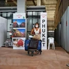 Du khách quốc tế tới sân bay quốc tế Phuket, Thái Lan. (Ảnh: AFP/TTXVN)