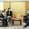 Thống đốc Yuji Kuroiwa (bên phải) tiếp Đại sứ Vũ Hồng Nam. (Ảnh: Đức Thịnh/PV TTXVN tại Nhật Bản)