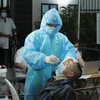 Nhân viên y tế chốt kiểm soát dịch COVID-19 Đu Lau, xã Tân Lang, huyện Phù Yên lấy mẫu xét nghiệm COVID-19. (Ảnh: Nguyễn Cường/TTXVN) 