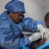 Nhân viên y tế thuộc Tổ chức Bác sỹ không biên giới (MSF) tiêm chủng vắcxin mới ngừa virus Ebola cho người dân tại Bắc Kivu, Cộng hòa Dân chủ Congo, ngày 14/11/2019. (Ảnh: AFP/TTXVN) 