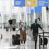 Hành khách đeo khẩu trang phòng lây nhiễm COVID-19 tại sân bay quốc tế ở Ontario, Canada, ngày 5/7/2021. (Ảnh: THX/TTXVN)