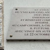 Bức ảnh và tấm biển tưởng niệm liệt sĩ Huỳnh Khương An gắn tại tường nhà số 6 đại lộ Porte Brancion ở thủ đô Paris (Pháp). (Ảnh: Nguyễn Thu Hà/TTXVN)