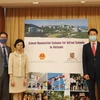 Đại diện Tổng Lãnh sự quán Việt Nam tại Hong Kong chụp ảnh cùng đại diện Trường Đại học Trung Văn Hong Kong. (Ảnh: TTXVN/phát)