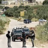 Lực lượng an ninh Israel phong tỏa tuyến đường ở khu Bờ Tây. (Ảnh: AFP/TTXVN) 