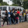Người di cư Trung Mỹ tới trung tâm tiếp nhận sau khi được thả tại McAllen, Texas, Mỹ, ngày 12/6/2019. (Ảnh: AFP/TTXVN) 