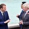 Tổng thống Pháp Emmanuel Macron (trái)và Thủ tướng Anh Boris Johnson (phải) tại cuộc gặp bên lề Hội nghị thượng đỉnh G20 ở Rome, Italy ngày 31/10/2021. (Ảnh: AFP/TTXVN)