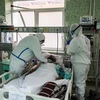 Điều trị cho bệnh nhân nhiễm COVID-19 tại bệnh viện ở Moskva, Nga. (Ảnh: AFP/TTXVN) 