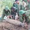 Bộ Chỉ huy quân sự tỉnh Hưng Yên tiến hành hủy nổ thành công 2 quả bom đảm đảm an toàn. (Ảnh: Đinh Tuấn/TTXVN)