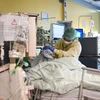 Nhân viên y tế chăm sóc bệnh nhân mắc COVID-19 tại một bệnh viện ở Aachen, Đức. (Ảnh: AFP/TTXVN) 