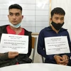 Hai đối tượng Hoàng Văn Son và Lý Văn Hưởng bị bắt giữ vì hành vi tổ chức đưa đón người vượt biên trái phép. (Ảnh: TTXVN phát)