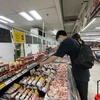 Người dân đang đi mua thịt lợn tại các điểm siêu thị. (Ảnh: Minh Hiếu/Vietnam+) 