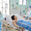 Bác sĩ Hồ Viết Thắng, Trưởng khu K1 (khu điều trị bệnh nhân COVID-19) Bệnh viện Hùng Vương thăm sản phụ N.T.L. (Ảnh: Thiên Chương.)