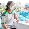 Nhân viên y tế tiêm vaccine ngừa COVID-19 cho trẻ em. (Ảnh: Thu Hương/TTXVN)