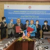 Đại sứ Nhật Bản và Trưởng đại diện UNICEF tại Việt Nam cùng ký công hàm Dự án tăng cường khả năng chống chịu rủi ro thiên tai và biến đổi khí hậu cho trẻ em tại trụ sở Bộ NN-PTNT sáng 17-11.(Nguồn: Unicef)