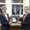 Đại sứ Việt Nam tại CHLB Đức Nguyễn Minh Vũ trao quà lưu niệm cho Thị trưởng thành phố Karlsruhe Frank Mentrup. (Ảnh: Phương Hoa/TTXVN)