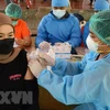 Nhân viên y tế tiêm chủng vaccine ngừa COVID-19. (Ảnh: AFP/TTXVN)